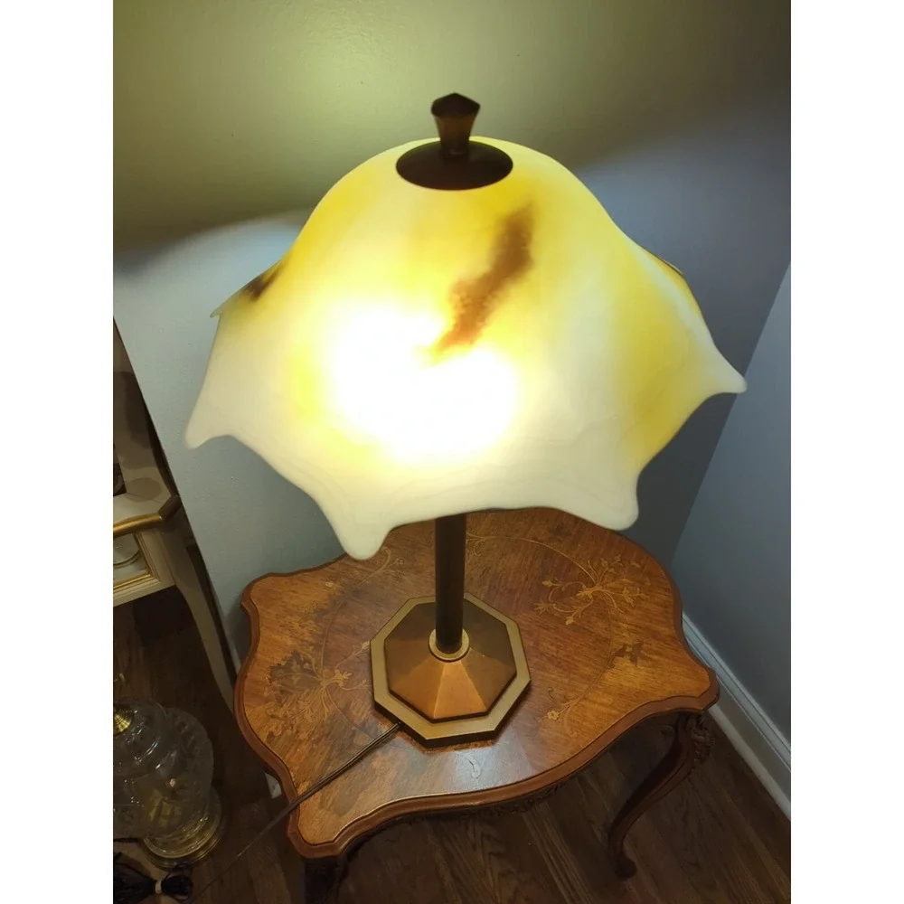 Tiffany Style Table Lamp With Glass Shade